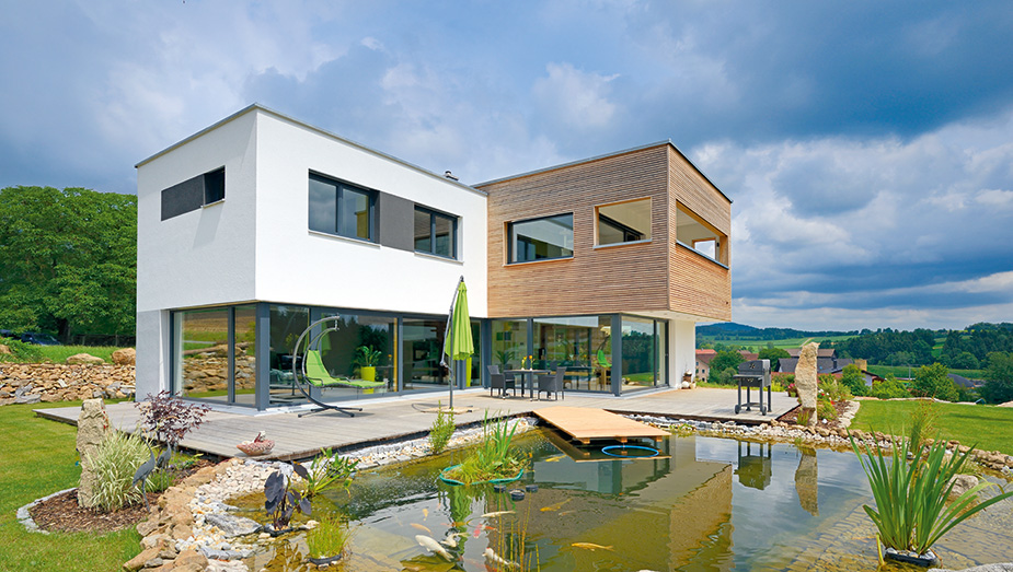 Modernes Holzhaus im Teich